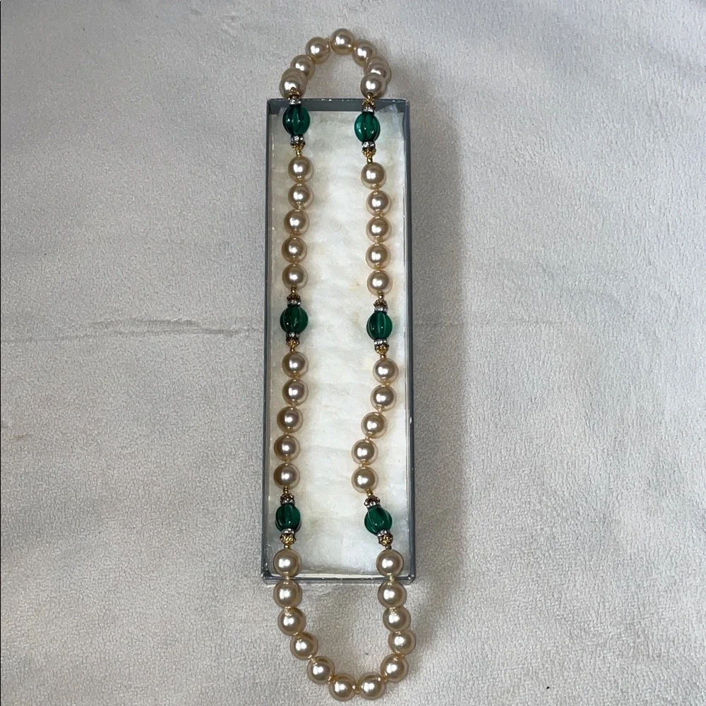 Vintage 1950’s Elegant Faux Pearl & Green Bead Necklace. 26” - Picture 2 of 4